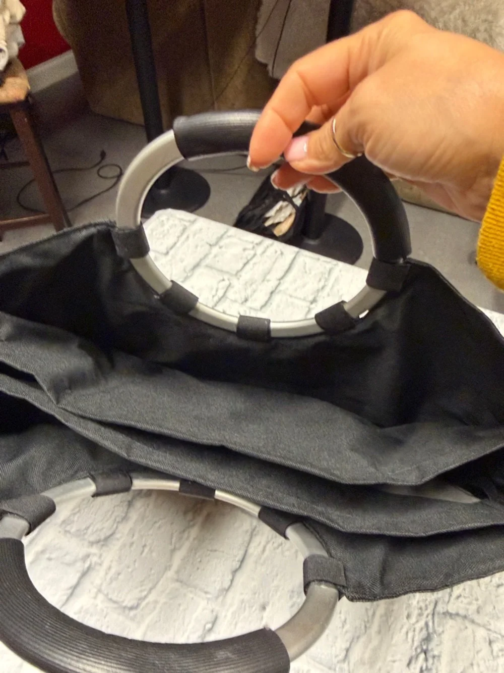 Black Laptop Shoulder Bag with Circular Handle - Picture 4 of 6